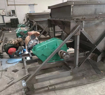 往復(fù)式給煤機(jī)生產(chǎn)車間 往復(fù)式給煤機(jī)生產(chǎn)車間