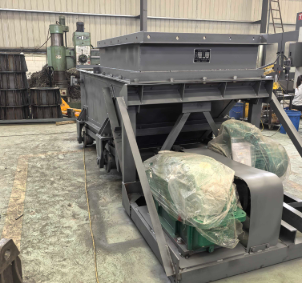 往復(fù)式給煤機在車間組裝中 往復(fù)式給煤機在車間組裝中